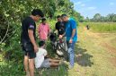 Petugas bersama sejumlah warga terlihat berada di lokasi saat melakukan pemeriksaan terhadap seorang pria dan sepeda motor di kawasan jalan perkebunan. Pemeriksaan tersebut diduga berkaitan dengan pengungkapan kasus yang tengah ditangani aparat. (Dok: Tikampost.id)