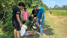 Petugas bersama sejumlah warga terlihat berada di lokasi saat melakukan pemeriksaan terhadap seorang pria dan sepeda motor di kawasan jalan perkebunan. Pemeriksaan tersebut diduga berkaitan dengan pengungkapan kasus yang tengah ditangani aparat. (Dok: Tikampost.id)