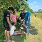 Petugas bersama sejumlah warga terlihat berada di lokasi saat melakukan pemeriksaan terhadap seorang pria dan sepeda motor di kawasan jalan perkebunan. Pemeriksaan tersebut diduga berkaitan dengan pengungkapan kasus yang tengah ditangani aparat. (Dok: Tikampost.id)