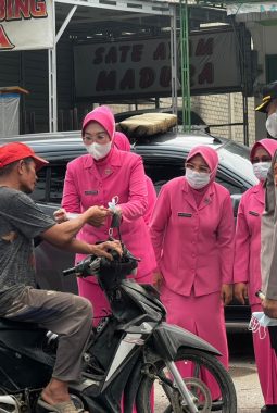 Antisipasi Kabut Asap, Kapolres Dharmasraya Bagikan Masker kepada Masyarakat.