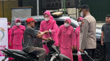 Antisipasi Kabut Asap, Kapolres Dharmasraya Bagikan Masker kepada Masyarakat.