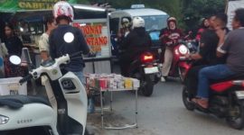 Foto praktik penjual rokok diduga ilegal di Cengkareng Timur, Jakarta Barat 