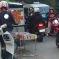 Foto praktik penjual rokok diduga ilegal di Cengkareng Timur, Jakarta Barat 