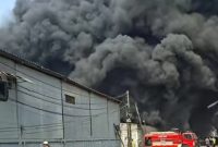 Foto tangkapan layar Tiga Gudang di Sentra Kosambi, kabupaten Tangerang terbakar
