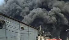 Foto tangkapan layar Tiga Gudang di Sentra Kosambi, kabupaten Tangerang terbakar