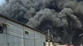 Foto tangkapan layar Tiga Gudang di Sentra Kosambi, kabupaten Tangerang terbakar