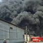 Foto tangkapan layar Tiga Gudang di Sentra Kosambi, kabupaten Tangerang terbakar
