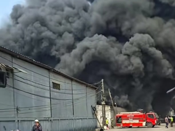 Foto tangkapan layar Tiga Gudang di Sentra Kosambi, kabupaten Tangerang terbakar
