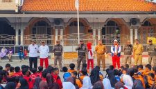 Satpol PP Kelurahan Kapuk bersama jajaran kelurahan kapuk menggelar sosialisasi bahaya bullying di halaman SDN 01 Kapuk, Cengkareng, Jakarta Barat
