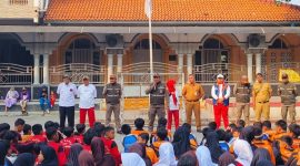 Satpol PP Kelurahan Kapuk bersama jajaran kelurahan kapuk menggelar sosialisasi bahaya bullying di halaman SDN 01 Kapuk, Cengkareng, Jakarta Barat