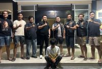 Tim Satreskrim Polres Dharmasraya berhasil mengamankan seorang terduga pelaku kasus dugaan pemerkosaan yang disertai pemerasan dan pengancaman bermodus rekaman video call. Terduga pelaku diamankan di Jorong Pinang Makmur, Nagari Tabek, Kecamatan Timpeh, Kabupaten Dharmasraya, Jumat (31/7/2026) malam, dan selanjutnya dibawa ke Mapolres Dharmasraya untuk menjalani proses penyidikan lebih lanjut.