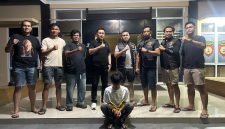 Tim Satreskrim Polres Dharmasraya berhasil mengamankan seorang terduga pelaku kasus dugaan pemerkosaan yang disertai pemerasan dan pengancaman bermodus rekaman video call. Terduga pelaku diamankan di Jorong Pinang Makmur, Nagari Tabek, Kecamatan Timpeh, Kabupaten Dharmasraya, Jumat (31/7/2026) malam, dan selanjutnya dibawa ke Mapolres Dharmasraya untuk menjalani proses penyidikan lebih lanjut.