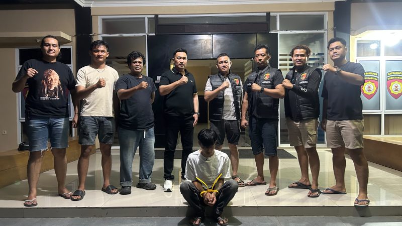 Tim Satreskrim Polres Dharmasraya berhasil mengamankan seorang terduga pelaku kasus dugaan pemerkosaan yang disertai pemerasan dan pengancaman bermodus rekaman video call. Terduga pelaku diamankan di Jorong Pinang Makmur, Nagari Tabek, Kecamatan Timpeh, Kabupaten Dharmasraya, Jumat (31/7/2026) malam, dan selanjutnya dibawa ke Mapolres Dharmasraya untuk menjalani proses penyidikan lebih lanjut.