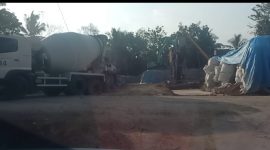 Aktivitas pekerjaan pembangunan ruas Jalan Kasui–Air Ringkih di Kabupaten Way Kanan terus berlangsung. Masyarakat berharap proyek yang telah lama dinantikan tersebut dikerjakan sesuai spesifikasi teknis, transparan, dan menghasilkan infrastruktur yang berkualitas serta tahan lama. Foto: Tim/Tikampost.id