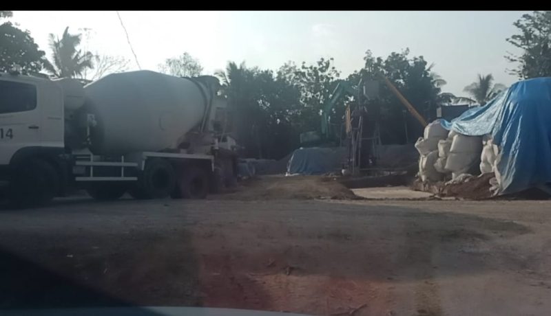Aktivitas pekerjaan pembangunan ruas Jalan Kasui–Air Ringkih di Kabupaten Way Kanan terus berlangsung. Masyarakat berharap proyek yang telah lama dinantikan tersebut dikerjakan sesuai spesifikasi teknis, transparan, dan menghasilkan infrastruktur yang berkualitas serta tahan lama. Foto: Tim/Tikampost.id