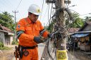 Petugas PT PLN (Persero) melakukan penertiban kabel jaringan internet yang terpasang pada tiang listrik di wilayah Way Kanan. PLN menegaskan bahwa pemanfaatan infrastruktur ketenagalistrikan untuk jaringan telekomunikasi harus melalui mekanisme dan izin resmi guna menjaga keselamatan serta keandalan pasokan listrik. Foto: Istimewa/Tikampost.id.