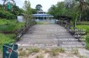 Kondisi salah satu jembatan kayu penghubung di Handel Negara, Desa Sei Pitung, Kecamatan Kapuas Barat, Kabupaten Kapuas, Kalimantan Tengah, yang menjadi akses utama warga RT 04, RT 05, dan RT 06. Warga berharap Pemerintah Kabupaten Kapuas segera melakukan perbaikan karena kondisi jembatan telah mengalami kerusakan dan dinilai membahayakan keselamatan pengguna serta menghambat aktivitas masyarakat dan perekonomian setempat. (Foto: Istimewa/Tikampost.id)