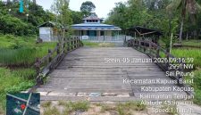 Kondisi salah satu jembatan kayu penghubung di Handel Negara, Desa Sei Pitung, Kecamatan Kapuas Barat, Kabupaten Kapuas, Kalimantan Tengah, yang menjadi akses utama warga RT 04, RT 05, dan RT 06. Warga berharap Pemerintah Kabupaten Kapuas segera melakukan perbaikan karena kondisi jembatan telah mengalami kerusakan dan dinilai membahayakan keselamatan pengguna serta menghambat aktivitas masyarakat dan perekonomian setempat. (Foto: Istimewa/Tikampost.id)