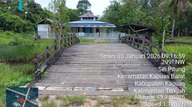 Kondisi salah satu jembatan kayu penghubung di Handel Negara, Desa Sei Pitung, Kecamatan Kapuas Barat, Kabupaten Kapuas, Kalimantan Tengah, yang menjadi akses utama warga RT 04, RT 05, dan RT 06. Warga berharap Pemerintah Kabupaten Kapuas segera melakukan perbaikan karena kondisi jembatan telah mengalami kerusakan dan dinilai membahayakan keselamatan pengguna serta menghambat aktivitas masyarakat dan perekonomian setempat. (Foto: Istimewa/Tikampost.id)
