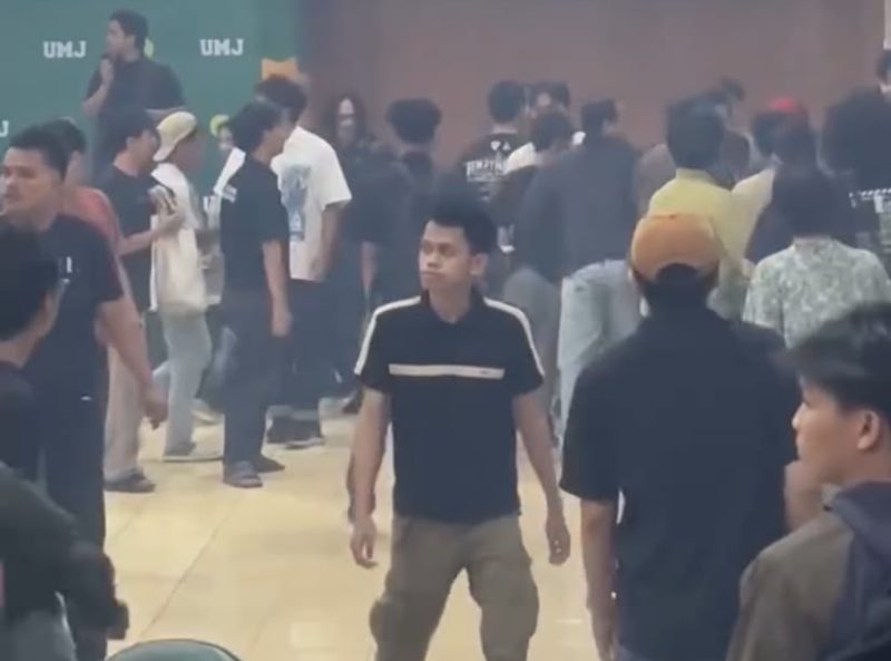 Suasana Musyawarah Mahasiswa BEM UMJ di Aula Fakultas Pertanian Universitas Muhammadiyah Jakarta yang berlangsung tegang dan berakhir ricuh pada Sabtu dini hari (8/8/2026). Kericuhan terjadi saat forum membahas sejumlah persoalan internal organisasi, termasuk sorotan terkait pengelolaan dana kemahasiswaan.