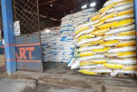 Tumpukan karung pupuk terlihat tersimpan di salah satu toko pupuk di Desa Peracak Jaya, Kecamatan Jayapura, Kabupaten OKU Timur. Kondisi tersebut menjadi sorotan menyusul adanya dugaan penjualan pupuk bersubsidi di atas Harga Eceran Tertinggi (HET) yang masih memerlukan verifikasi dari pihak berwenang. (Foto: Tikampost.id)