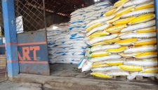 Tumpukan karung pupuk terlihat tersimpan di salah satu toko pupuk di Desa Peracak Jaya, Kecamatan Jayapura, Kabupaten OKU Timur. Kondisi tersebut menjadi sorotan menyusul adanya dugaan penjualan pupuk bersubsidi di atas Harga Eceran Tertinggi (HET) yang masih memerlukan verifikasi dari pihak berwenang. (Foto: Tikampost.id)