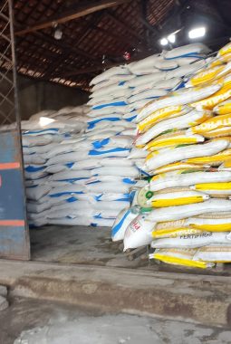 Diduga Jual Pupuk Bersubsidi di Atas HET, Toko Milik Sucipto di Desa Peracak Jaya Disorot