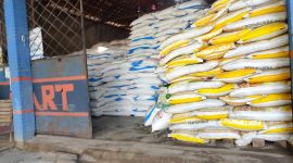 Tumpukan karung pupuk terlihat tersimpan di salah satu toko pupuk di Desa Peracak Jaya, Kecamatan Jayapura, Kabupaten OKU Timur. Kondisi tersebut menjadi sorotan menyusul adanya dugaan penjualan pupuk bersubsidi di atas Harga Eceran Tertinggi (HET) yang masih memerlukan verifikasi dari pihak berwenang. (Foto: Tikampost.id)