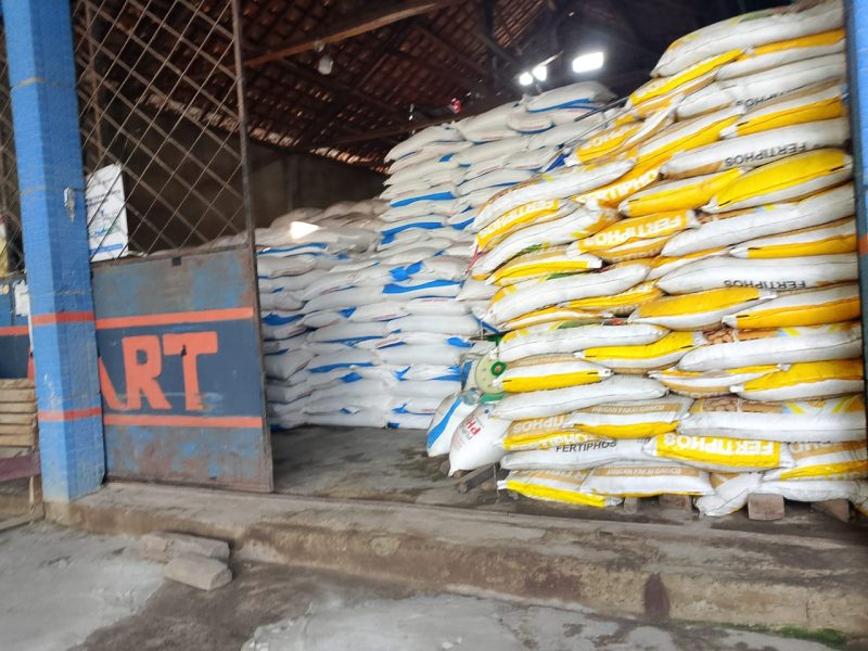 Tumpukan karung pupuk terlihat tersimpan di salah satu toko pupuk di Desa Peracak Jaya, Kecamatan Jayapura, Kabupaten OKU Timur. Kondisi tersebut menjadi sorotan menyusul adanya dugaan penjualan pupuk bersubsidi di atas Harga Eceran Tertinggi (HET) yang masih memerlukan verifikasi dari pihak berwenang. (Foto: Tikampost.id)