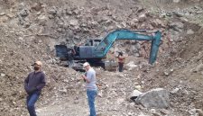 Aktivitas alat berat berupa ekskavator terlihat berada di lokasi penambangan batu di wilayah Desa Lengot, Kecamatan Martapura, Kabupaten OKU Timur. Aktivitas tersebut menjadi sorotan terkait dugaan legalitas perizinan kegiatan pertambangan. (Foto: Ist/Tikampost.id)