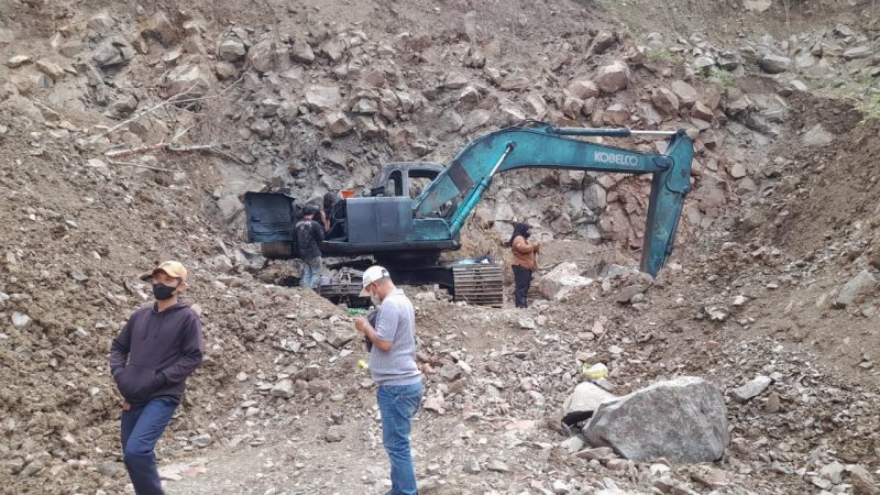 Aktivitas alat berat berupa ekskavator terlihat berada di lokasi penambangan batu di wilayah Desa Lengot, Kecamatan Martapura, Kabupaten OKU Timur. Aktivitas tersebut menjadi sorotan terkait dugaan legalitas perizinan kegiatan pertambangan. (Foto: Ist/Tikampost.id)