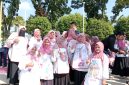 Sejumlah guru dan peserta turut memeriahkan puncak peringatan Hari Anak Nasional (HAN) 2026 di kawasan Alun-Alun Jember, Jawa Timur, Senin (10/8/2026). Para peserta mengikuti rangkaian kegiatan kreatif dan kebersamaan dalam suasana meriah.