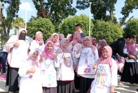 Sejumlah guru dan peserta turut memeriahkan puncak peringatan Hari Anak Nasional (HAN) 2026 di kawasan Alun-Alun Jember, Jawa Timur, Senin (10/8/2026). Para peserta mengikuti rangkaian kegiatan kreatif dan kebersamaan dalam suasana meriah.