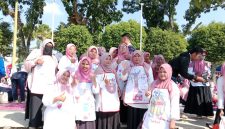 Sejumlah guru dan peserta turut memeriahkan puncak peringatan Hari Anak Nasional (HAN) 2026 di kawasan Alun-Alun Jember, Jawa Timur, Senin (10/8/2026). Para peserta mengikuti rangkaian kegiatan kreatif dan kebersamaan dalam suasana meriah.