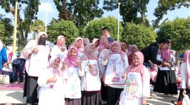 Sejumlah guru dan peserta turut memeriahkan puncak peringatan Hari Anak Nasional (HAN) 2026 di kawasan Alun-Alun Jember, Jawa Timur, Senin (10/8/2026). Para peserta mengikuti rangkaian kegiatan kreatif dan kebersamaan dalam suasana meriah.