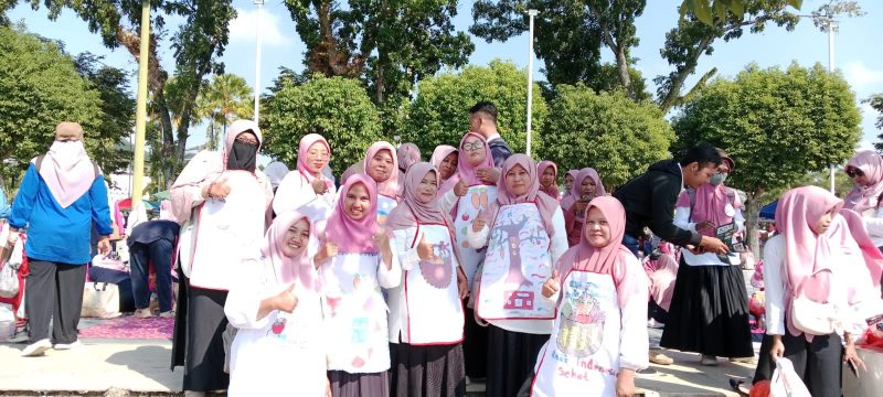 Sejumlah guru dan peserta turut memeriahkan puncak peringatan Hari Anak Nasional (HAN) 2026 di kawasan Alun-Alun Jember, Jawa Timur, Senin (10/8/2026). Para peserta mengikuti rangkaian kegiatan kreatif dan kebersamaan dalam suasana meriah.
