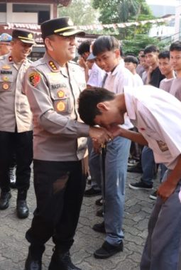 Cegah Tawuran Sejak Dini, Polres Metro Jakarta Barat Gelar Police Goes To School di Jelambar