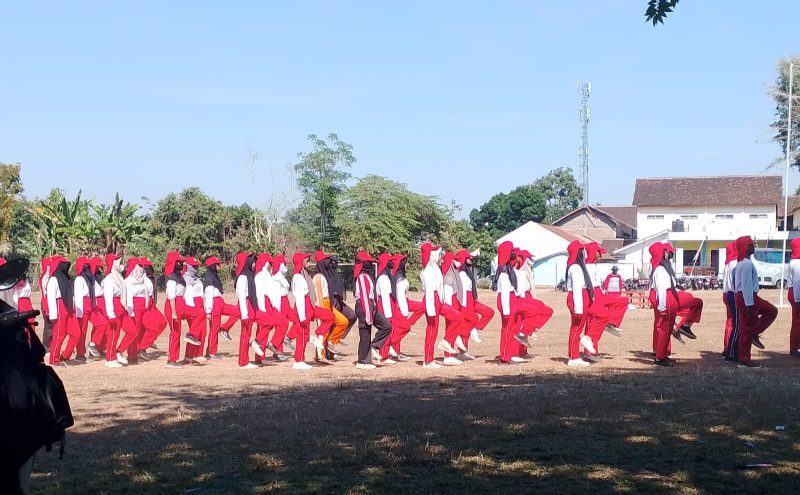 Sejumlah peserta Paskibra dari berbagai sekolah di Kecamatan Panti, Kabupaten Jember, mengikuti latihan baris-berbaris di Lapangan Algopuro, Rabu (12/8/2026). Latihan tersebut merupakan bagian dari persiapan menyambut upacara peringatan HUT ke-81 Kemerdekaan Republik Indonesia pada 17 Agustus 2026.