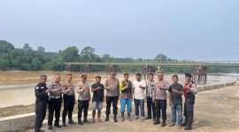 Kapolres Dharmasraya AKBP Kartyana Widyarso Wardoyo Putro bersama jajaran dan pihak terkait saat melakukan pengecekan kesiapan serta aspek keselamatan lokasi Pacu Jalur di kawasan Batang Hari Pulai, Kecamatan Sitiung, Kabupaten Dharmasraya, Kamis (13/8/2026). Pengecekan dilakukan sebagai langkah antisipasi untuk memastikan lokasi dan fasilitas pendukung kegiatan dalam kondisi aman dan layak.