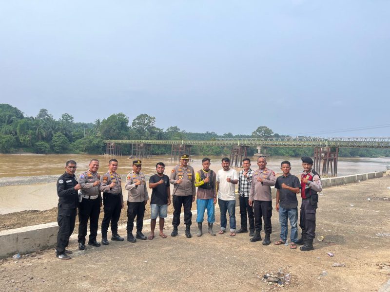Kapolres Dharmasraya AKBP Kartyana Widyarso Wardoyo Putro bersama jajaran dan pihak terkait saat melakukan pengecekan kesiapan serta aspek keselamatan lokasi Pacu Jalur di kawasan Batang Hari Pulai, Kecamatan Sitiung, Kabupaten Dharmasraya, Kamis (13/8/2026). Pengecekan dilakukan sebagai langkah antisipasi untuk memastikan lokasi dan fasilitas pendukung kegiatan dalam kondisi aman dan layak.