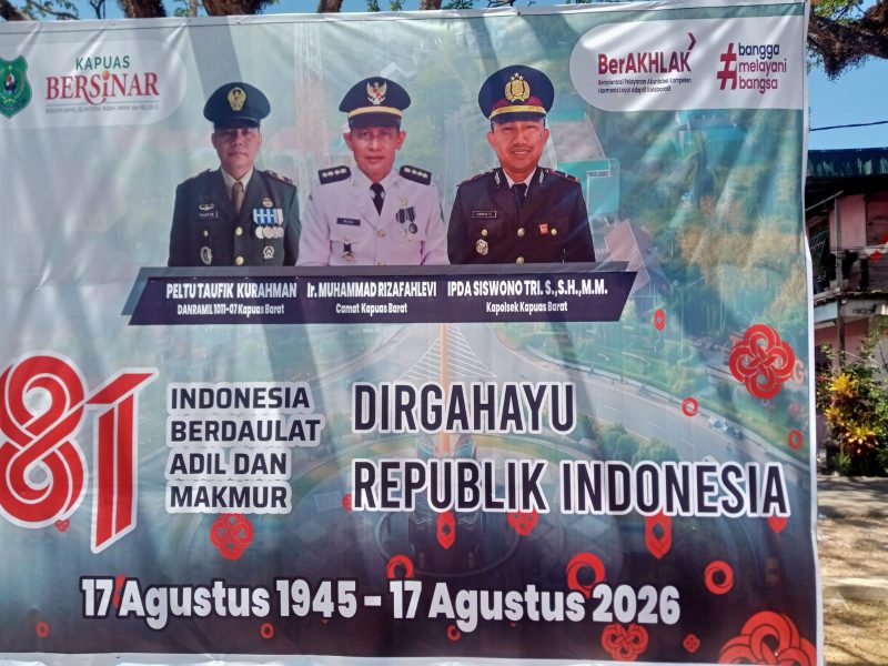Upacara peringatan HUT ke-81 Kemerdekaan Republik Indonesia di Kecamatan Kapuas Barat, Kabupaten Kapuas, Kalimantan Tengah, Senin (17/8/2026). Tampak dalam foto Danramil 1011-07 Kapuas Barat, Camat Kapuas Barat, dan Kapolsek Kapuas Barat dalam rangkaian peringatan kemerdekaan.