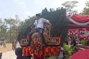 Kadis Kominfo Way Kanan, Yusron Lutfi, S.H., M.M., turut menaiki Dadak Merak dalam pertunjukan Reog Ponorogo pada rangkaian peringatan HUT ke-81 Kemerdekaan Republik Indonesia di Kabupaten Way Kanan, Senin (17/8/2026). Aksi tersebut mendapat sambutan meriah dan tepuk tangan dari masyarakat serta tamu undangan yang hadir.