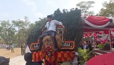 Kadis Kominfo Way Kanan, Yusron Lutfi, S.H., M.M., turut menaiki Dadak Merak dalam pertunjukan Reog Ponorogo pada rangkaian peringatan HUT ke-81 Kemerdekaan Republik Indonesia di Kabupaten Way Kanan, Senin (17/8/2026). Aksi tersebut mendapat sambutan meriah dan tepuk tangan dari masyarakat serta tamu undangan yang hadir.