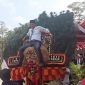 Kadis Kominfo Way Kanan, Yusron Lutfi, S.H., M.M., turut menaiki Dadak Merak dalam pertunjukan Reog Ponorogo pada rangkaian peringatan HUT ke-81 Kemerdekaan Republik Indonesia di Kabupaten Way Kanan, Senin (17/8/2026). Aksi tersebut mendapat sambutan meriah dan tepuk tangan dari masyarakat serta tamu undangan yang hadir.