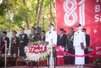 Bupati Way Kanan Ayu Asalasiyah, S.Ked., bersama awak media usai mengikuti rangkaian peringatan HUT ke-81 Kemerdekaan Republik Indonesia di Kabupaten Way Kanan, Senin (17/8/2026). Momentum tersebut berlangsung dalam suasana khidmat dan meriah dengan mengusung semangat “Indonesia Berdaulat, Adil, dan Makmur”. (Foto: Tikampost.id)