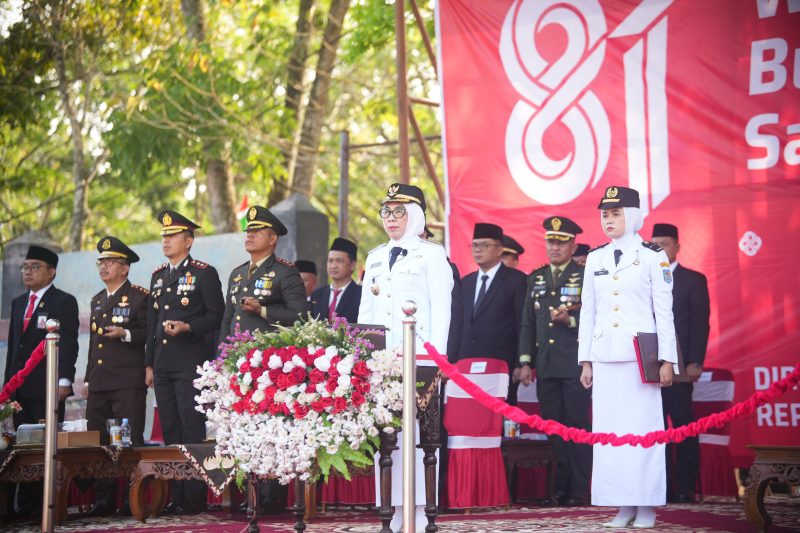 Bupati Way Kanan Ayu Asalasiyah, S.Ked., bersama awak media usai mengikuti rangkaian peringatan HUT ke-81 Kemerdekaan Republik Indonesia di Kabupaten Way Kanan, Senin (17/8/2026). Momentum tersebut berlangsung dalam suasana khidmat dan meriah dengan mengusung semangat “Indonesia Berdaulat, Adil, dan Makmur”. (Foto: Tikampost.id)