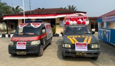 Keterangan Foto:
Dua kendaraan Polri yang telah dihias dengan nuansa merah putih tampak dipersiapkan untuk memeriahkan Pawai Budaya dalam rangka HUT ke-81 Kemerdekaan Republik Indonesia. Kendaraan tersebut menampilkan identitas dan pesan pelayanan Polri kepada masyarakat. Dokumentasi: TikamPost.