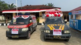 Keterangan Foto:
Dua kendaraan Polri yang telah dihias dengan nuansa merah putih tampak dipersiapkan untuk memeriahkan Pawai Budaya dalam rangka HUT ke-81 Kemerdekaan Republik Indonesia. Kendaraan tersebut menampilkan identitas dan pesan pelayanan Polri kepada masyarakat. Dokumentasi: TikamPost.