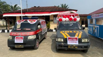 Keterangan Foto:
Dua kendaraan Polri yang telah dihias dengan nuansa merah putih tampak dipersiapkan untuk memeriahkan Pawai Budaya dalam rangka HUT ke-81 Kemerdekaan Republik Indonesia. Kendaraan tersebut menampilkan identitas dan pesan pelayanan Polri kepada masyarakat. Dokumentasi: TikamPost.