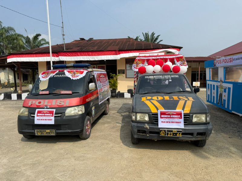 Keterangan Foto:
Dua kendaraan Polri yang telah dihias dengan nuansa merah putih tampak dipersiapkan untuk memeriahkan Pawai Budaya dalam rangka HUT ke-81 Kemerdekaan Republik Indonesia. Kendaraan tersebut menampilkan identitas dan pesan pelayanan Polri kepada masyarakat. Dokumentasi: TikamPost.